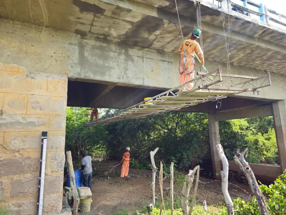 A estrutura, que apresentou rachaduras recentemente, gerou preocupação entre os moradores e motoristas que dependem diariamente da via. (Foto: Reprodução).