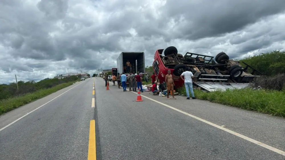 O veículo saiu da pista e capotou. Apesar da gravidade do acidente, ninguém ficou ferido. (Foto: Reprodução).
