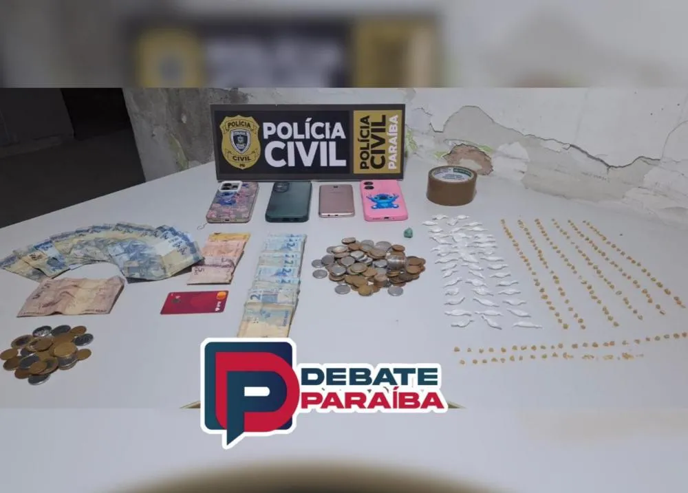 Os policiais após receberem denúncias de que na localidade estaria ocorrendo a prática do tráfico de drogas. (Foto: Reprodução)