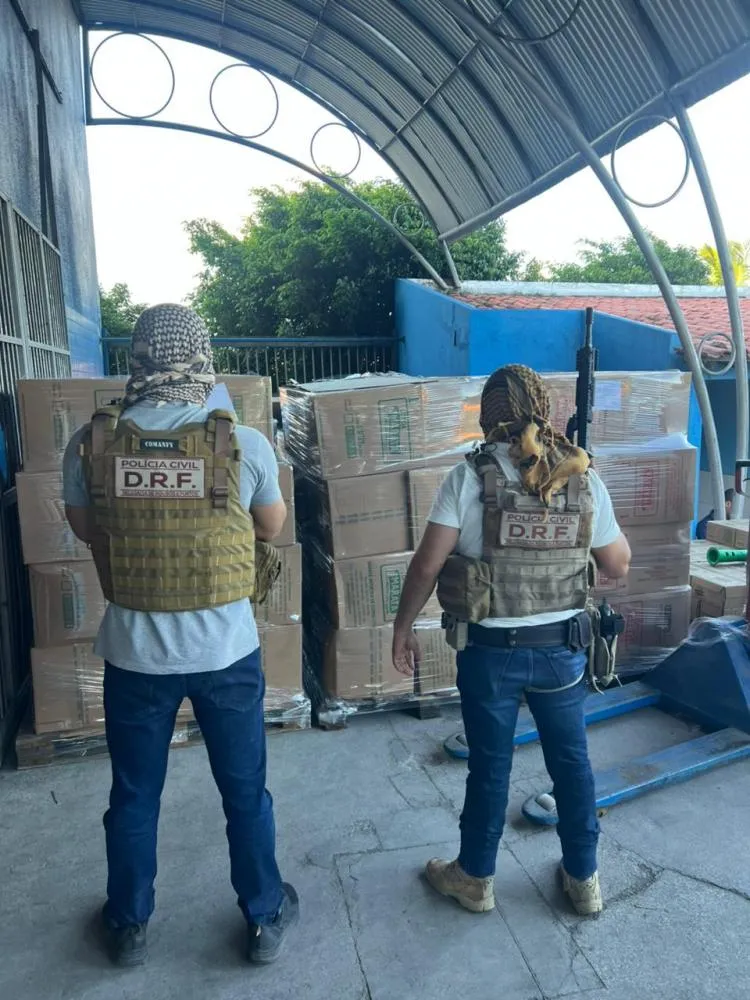 O receptador das mercadorias foi identificado e preso em flagrante no COPE-SE. Ele é proprietário de redes de supermercados atacadistas que comercializavam os produtos desviados. (Foto: Reprodução).