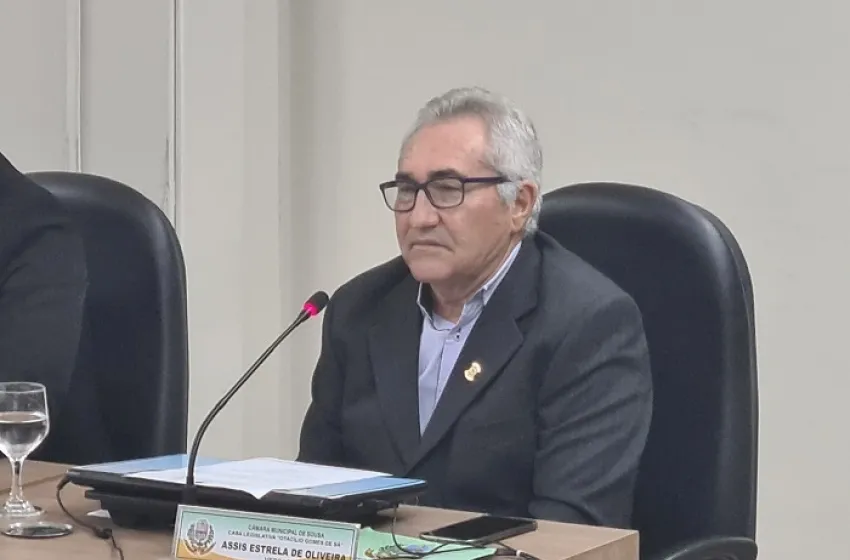O parlamentar afirmou que anda com pedras no bolso para se proteger de ataques dos animais que circulam pelas ruas de Sousa. (Foto: Reprodução).