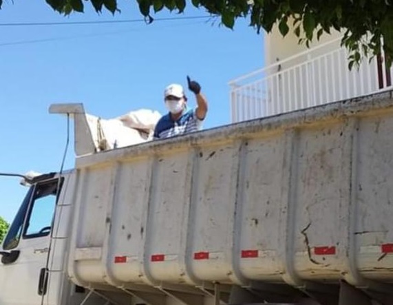 Vereador volta a exercer a função de gari em Nazarezinho. (Foto: Reprodução).
