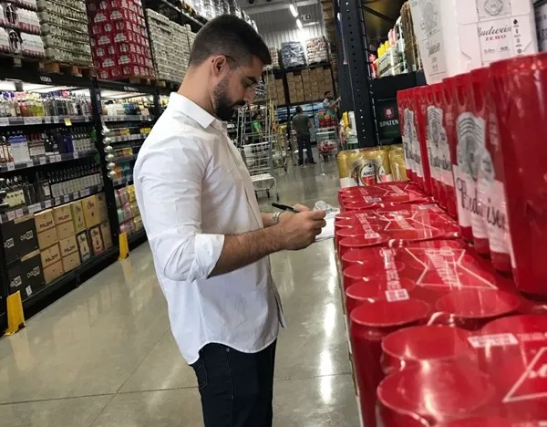 O objetivo da ação é garantir que os consumidores possam fazer escolhas mais informadas ao adquirirem produtos como bebidas quentes e geladas. (Foto: Reprodução).