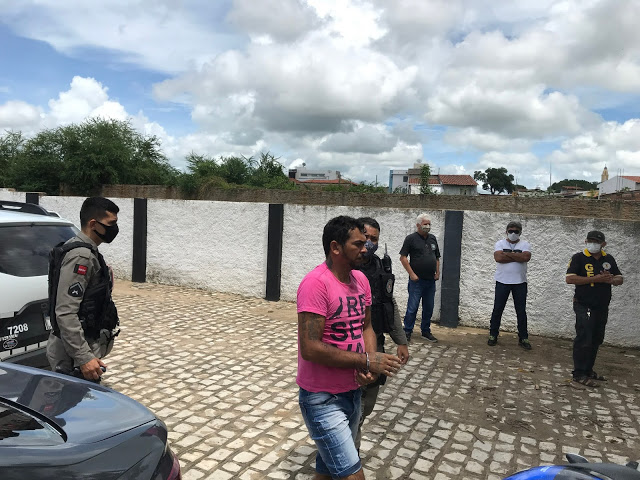 O suspeito ainda tentou foragir, porém foi perseguido, detido e conduzido à Central de Polícia Civil de Cajazeiras para serem adotados os procedimentos necessários ao caso (Foto: Reprodução Blog do Angelo Lima)