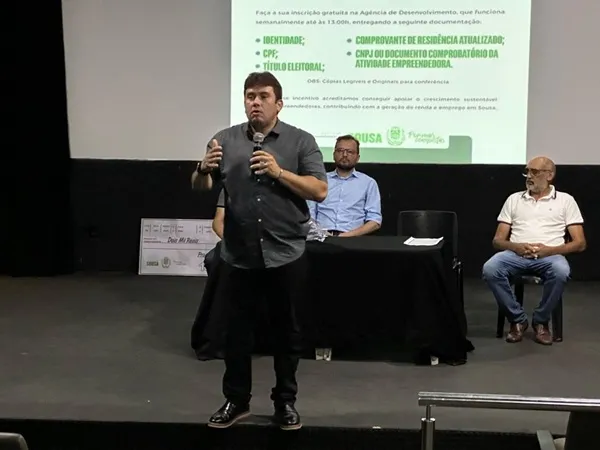 O gestor municipal destacou mais um bom momento em que o Programa beneficiou empreendedores com empréstimos sem a cobrança de juros. (Foto: Divulgação).