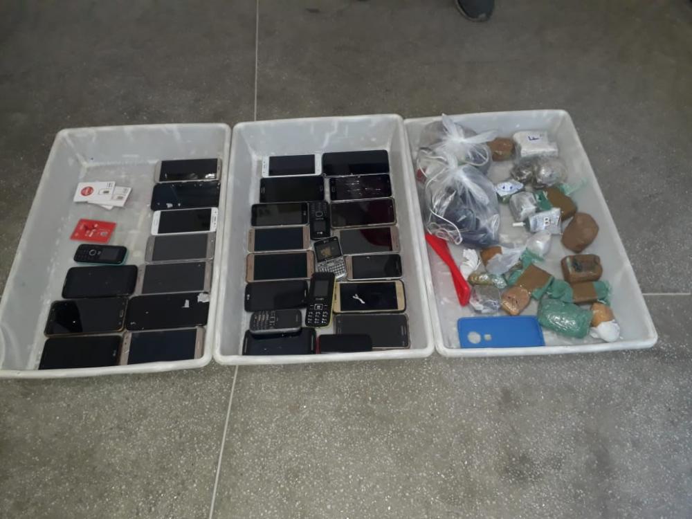 O material apreendido e os acusados foram levados à Central de Polícia Civil e apresentados ao delegado de plantão para serem adotados os procedimentos que manda a Lei (Foto: Reprodução)