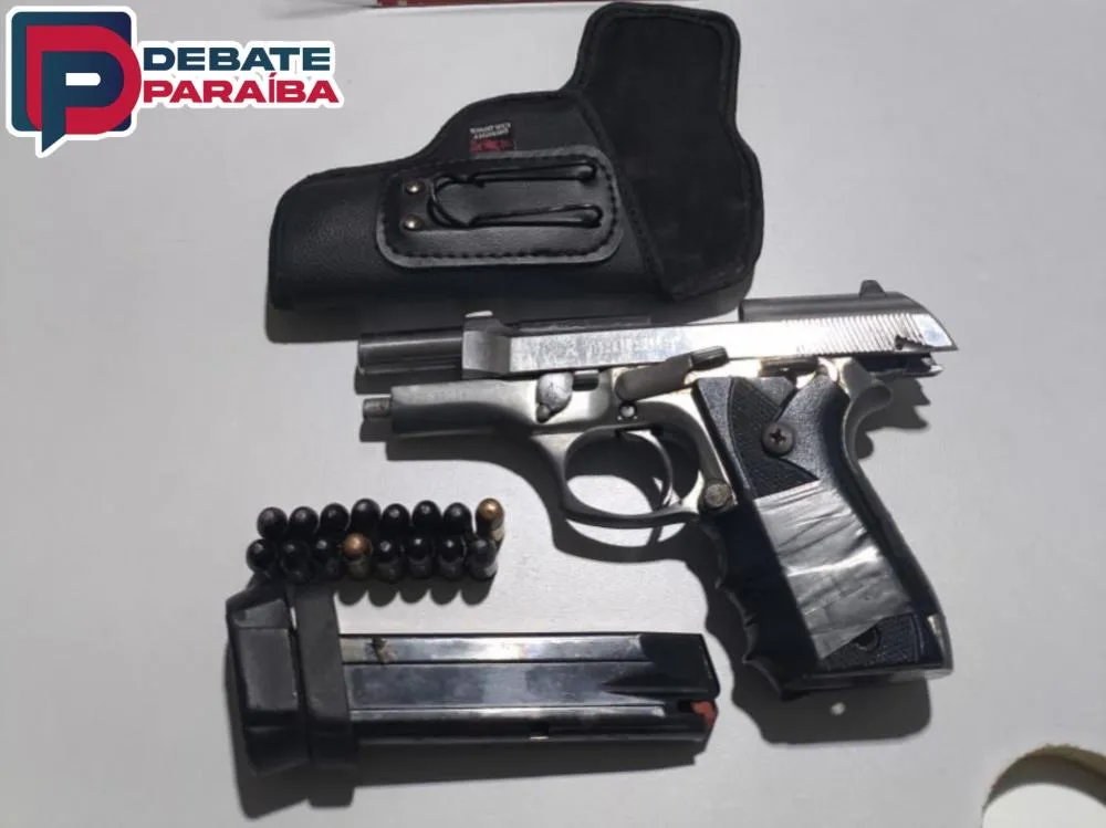 O suspeito e a arma apreendida foram conduzidos à delegacia de Polícia Civil (Foto: Reprodução)