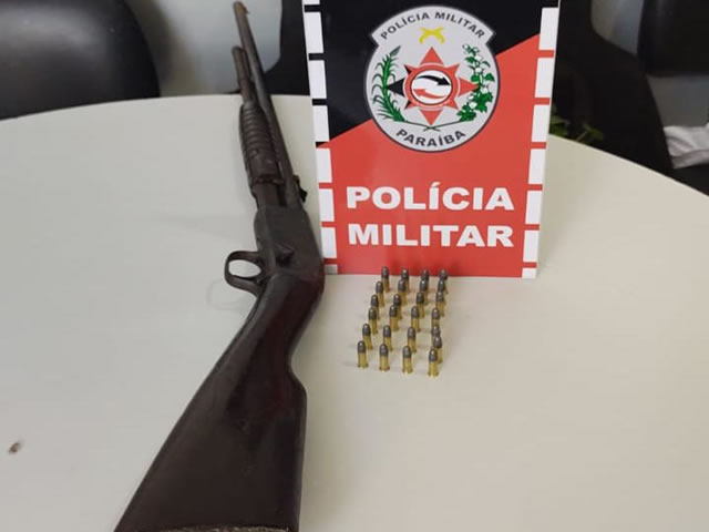 A arma apreendida e a moto recuperada foram levadas à Delegacia Distrital de Sousa para serem adotados os procedimentos pela autoridade policial judiciária (Foto: Divulgação PMPB)
