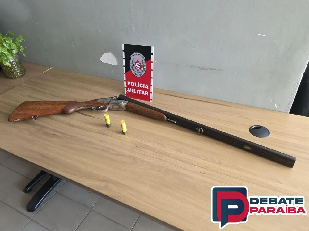 O suspeito e a arma apreendida foram conduzidos à delegacia de Polícia Civil e apresentados ao delegado de plantão, para serem adotadas as medidas que determinam a lei (Foto: Reprodução)