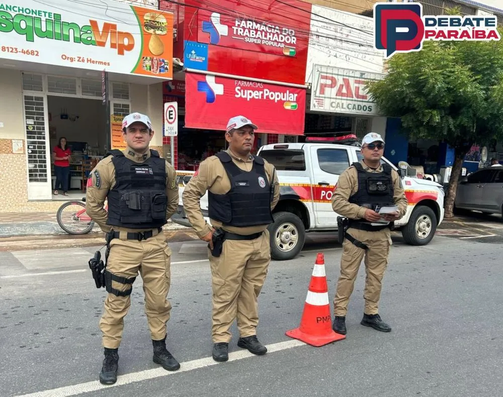 Os militares distribuíram folders e adesivos, como também instruíram os condutores (Foto: Reprodução)