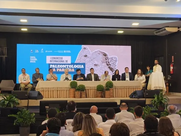 O chefe do Executivo municipal aproveitou para destacar a realização do evento em Sousa, que reuniu importantes autoridades do setor da paleontologia. (Foto: Reprodução).