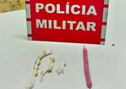 Diante do flagrante, os menores infratores e as drogas apreendidas foram levados à delegacia de Polícia Civil, para serem adotadas as medidas pertinentes ao caso (Foto: Reprodução)