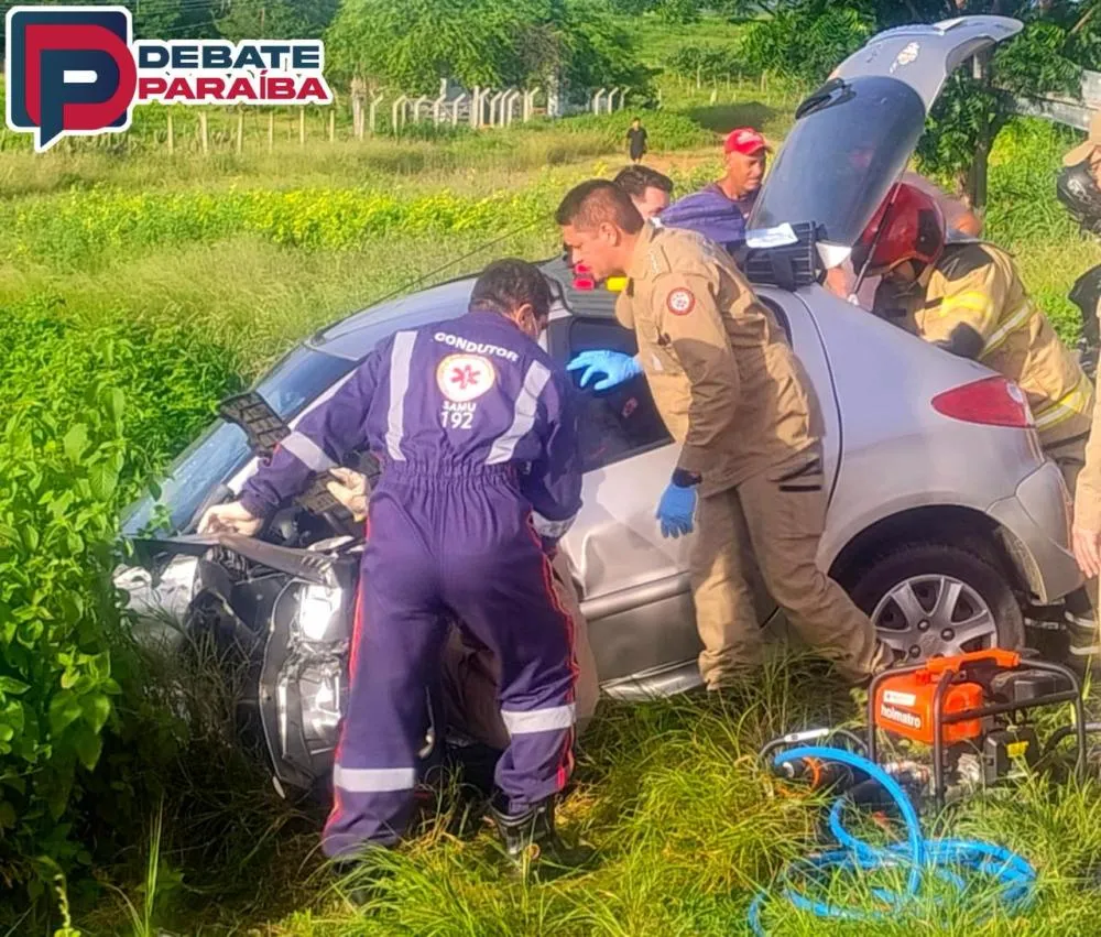 O local do sinistro de trânsito foi isolado até a chegada dos agentes da PRF, que posteriormente realizaram os procedimentos necessários e perícia (Foto: Reprodução)
