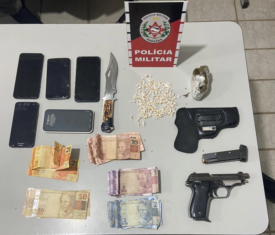 Os acusados e o material apreendido foram encaminhados à delegacia de Polícia Civil (Foto: Reprodução)