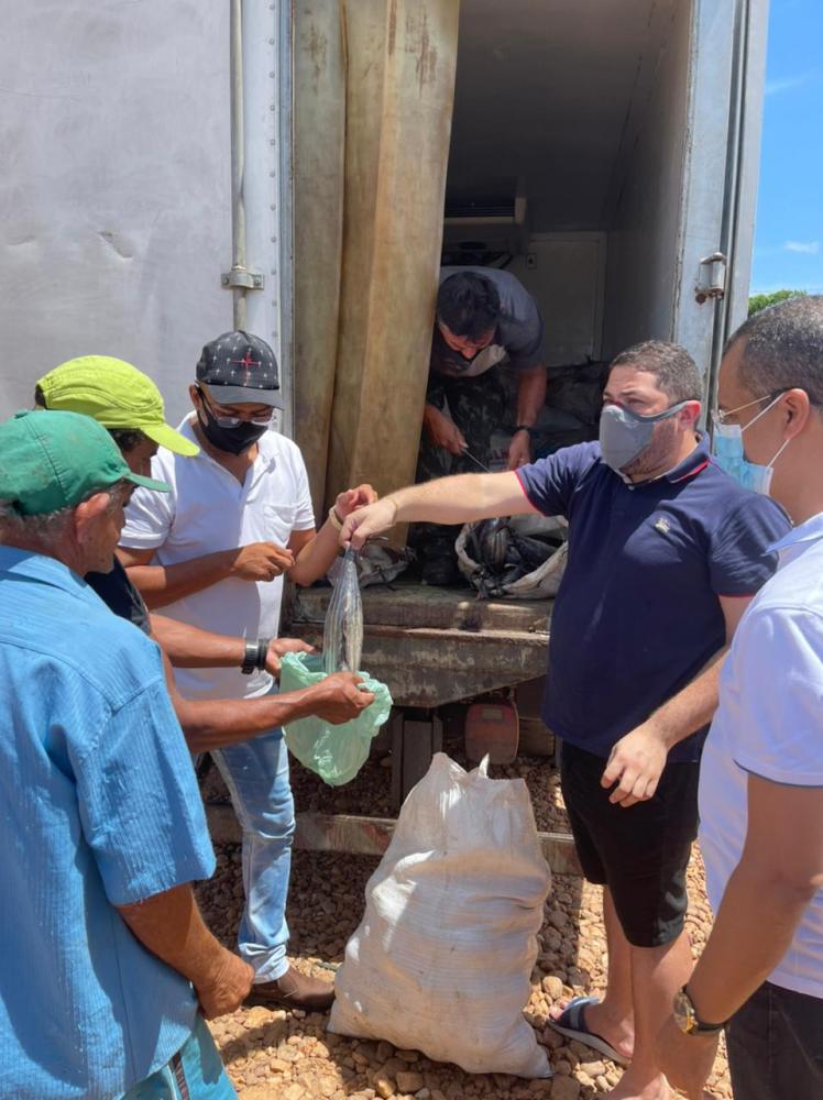 Em parceria com o deputado Jutay Meneses e com CONAFER, Jerônimo Júnior entrega 2 toneladas de peixe e 4 toneladas de côco a famílias carentes de São Gonçalo e Marizópolis