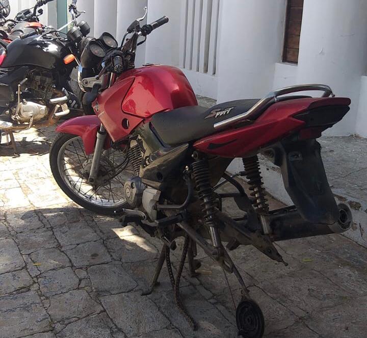 A motoneta recuperada foi encaminhada à delegacia de Polícia Civil para os procedimentos cabíveis. (Foto: Reprodução).