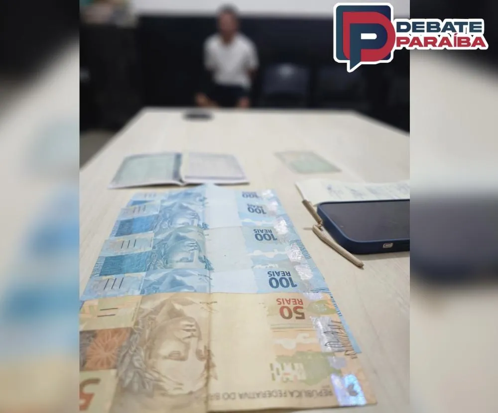 O infrator da lei e a motocicleta apreendida foram conduzidos à Central de Polícia Civil de Cajazeiras (Foto: Reprodução)