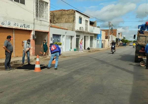 O secretário de Infraestrutura, Marcílio Holanda, aproveitou para destacar a ação que visa oferecer segurança aos motoristas e pedestres. (Foto: Divulgação).