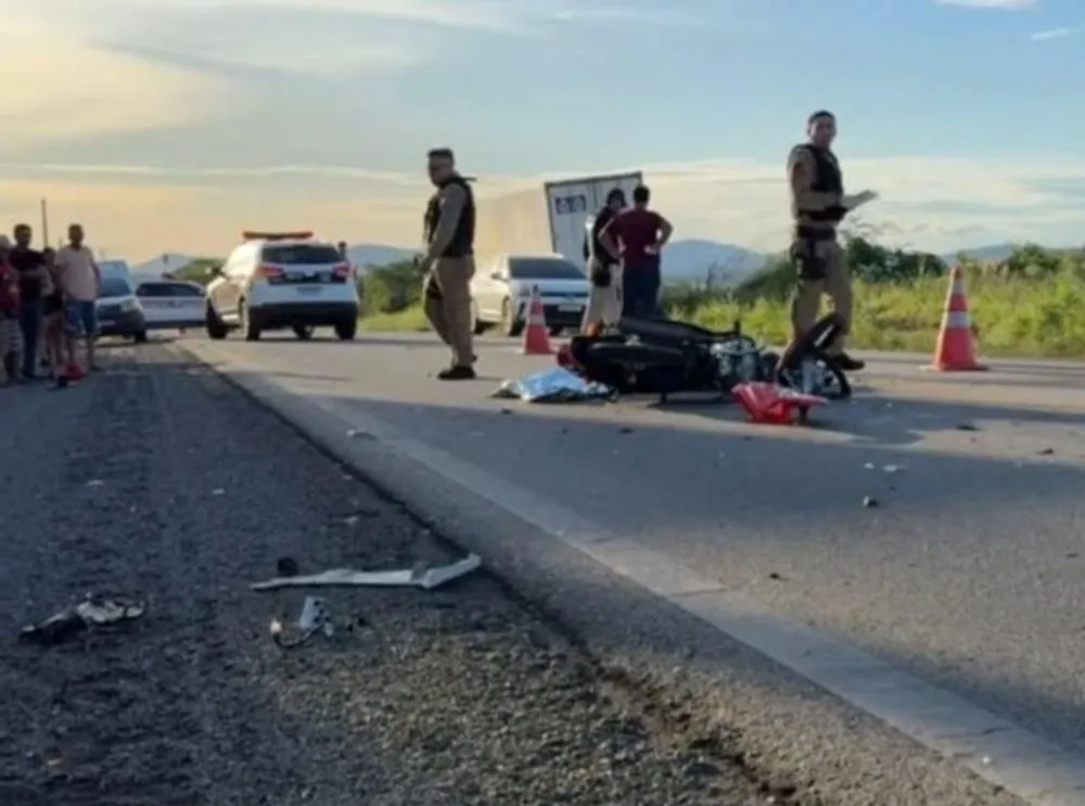 Jovem de 19 anos morre após grave acidente envolvendo moto e carreta pertencente a empresa de laticínios, na BR-230, em Pombal