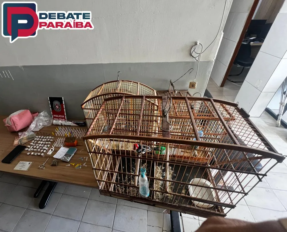 Jadson Martins de Sousa, juntamente com todo o material apreendido, foram levados à delegacia de Polícia Civil (Foto: Reprodução)