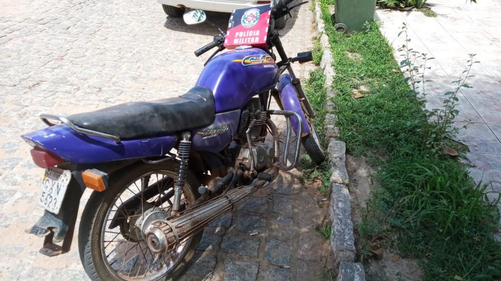 O suposto proprietário da moto também foi conduzido à delegacia de Polícia Civil por suspeitas de receptação (Foto: Divulgação PMPB)