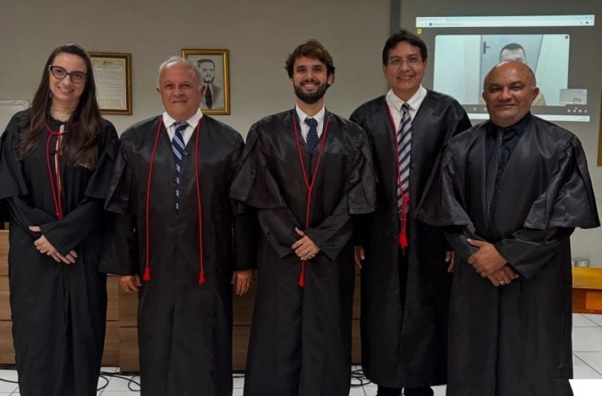 Dr. José Normando Fernandes que estava presidindo a sessão, proferiu a sentença final da absolvição dos réus (Foto: Reprodução)