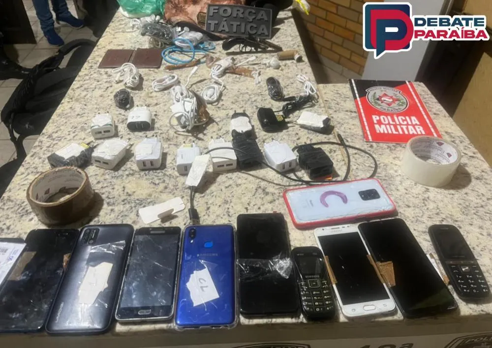 Os suspeitos presos e o material que possivelmente seria arremessado para o presídio, foram apresentados na delegacia de Polícia Civil (Foto: Reprodução)