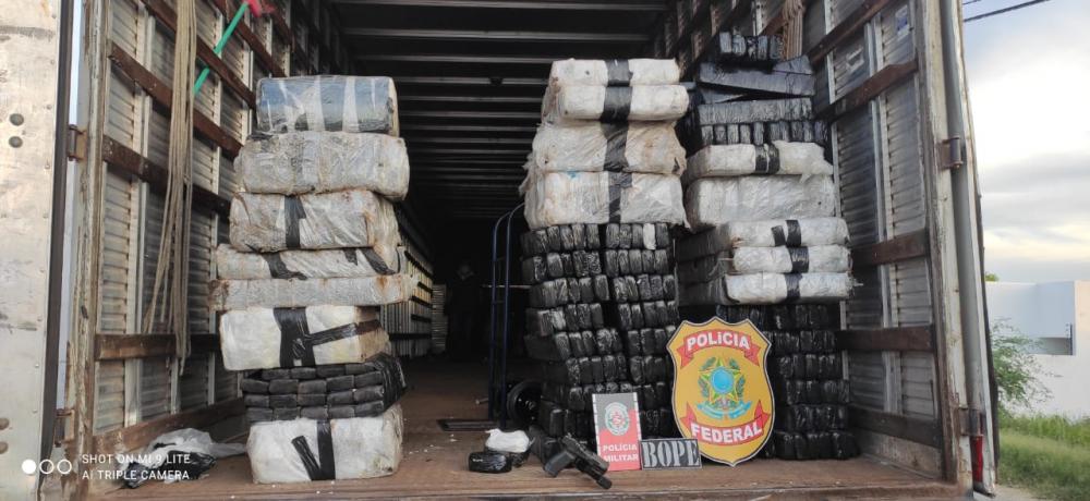 Todo o material e o suspeito preso foram levados à Delegacia da Polícia Federal na cidade de Patos (Foto: Divulgação PMPB)
