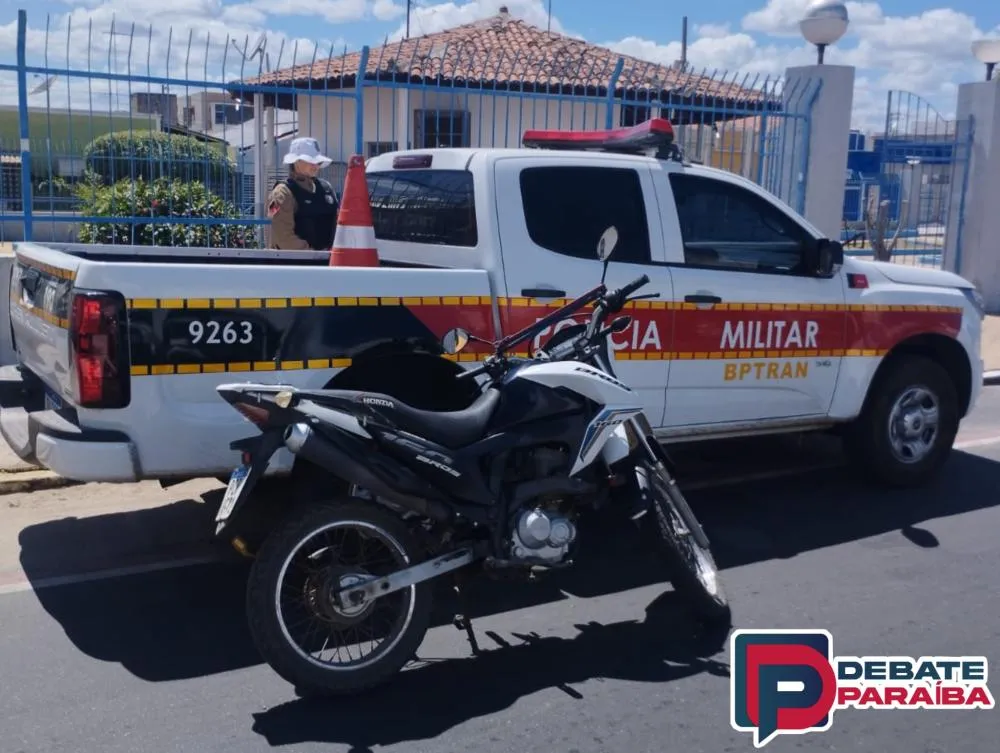 Ao ser feita uma consulta no sistema SENATRAN, os policiais constataram que a motocicleta também apresentava uma restrição de furto (Foto: Reprodução)