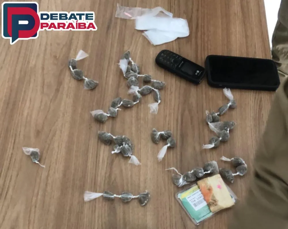 Os infratores da lei e o material apreendido foram apresentados na delegacia de Polícia Civil (Foto: Reprodução)