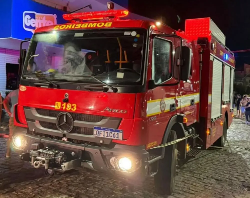 Momentos depois as chamas foram contidas e o fogo foi controlado pelo Corpo de Bombeiros (Foto: Reprodução)