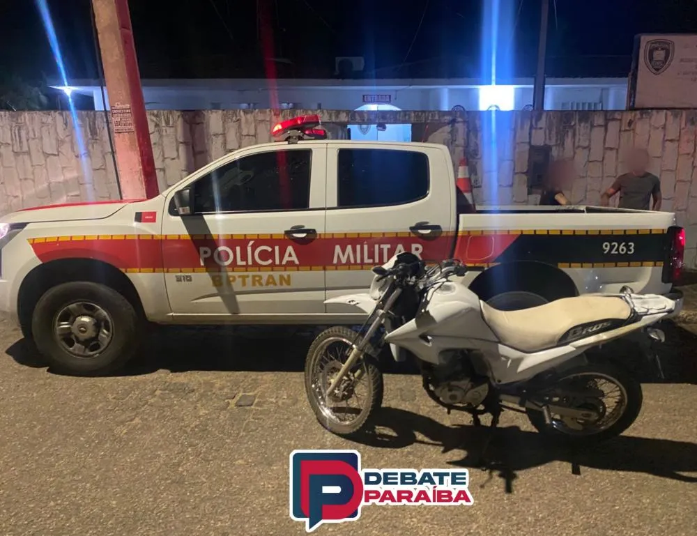 Após a confirmação, a motocicleta recuperada foi levada à delegacia de Polícia Civil (Foto: Reprodução)
