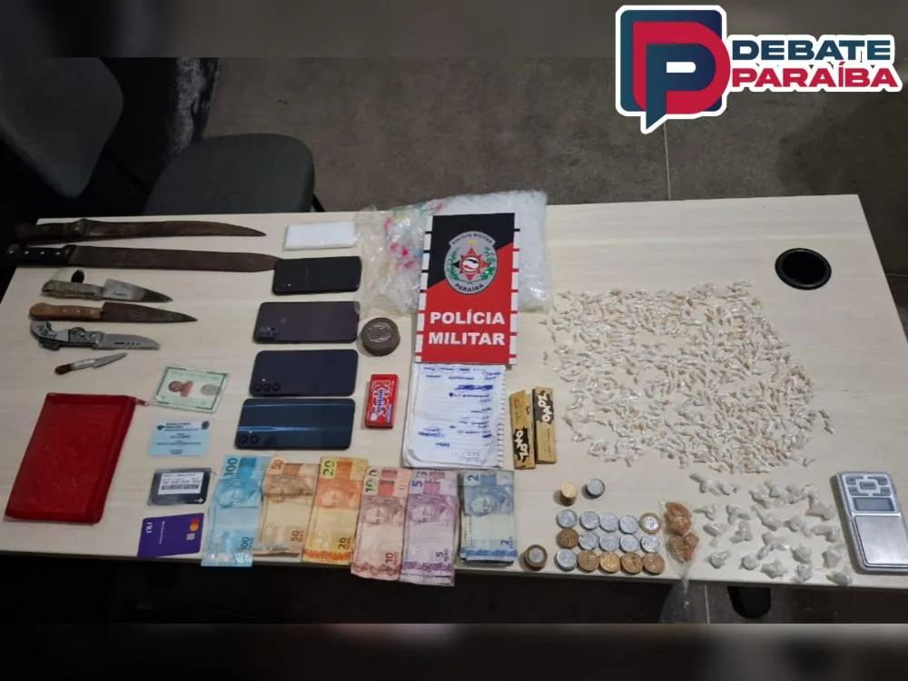 Os acusados juntamente com todo o material apreendido, foram encaminhados à delegacia de Polícia Civil (Foto: Reprodução)