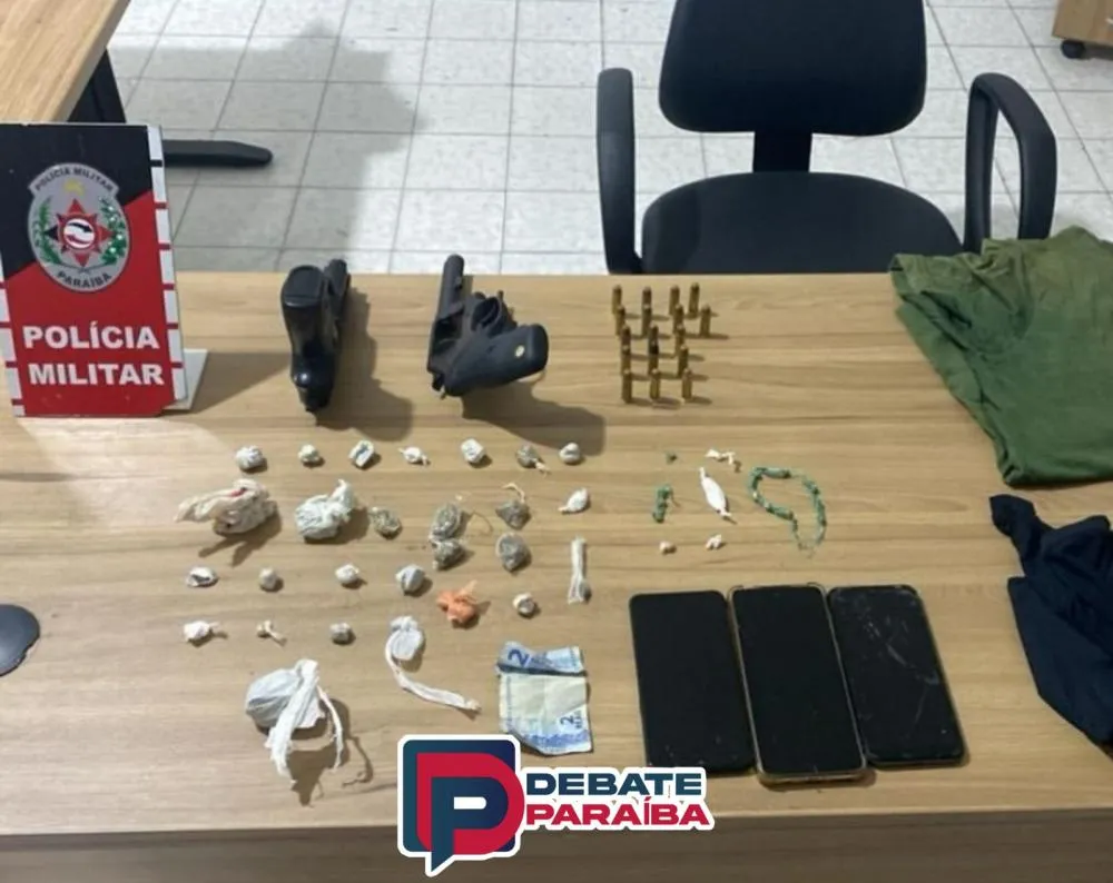 Os suspeitos e todo o material apreendido e a moto recuperada, foram apresentados na delegacia de Polícia Civil (Foto: Reprodução)