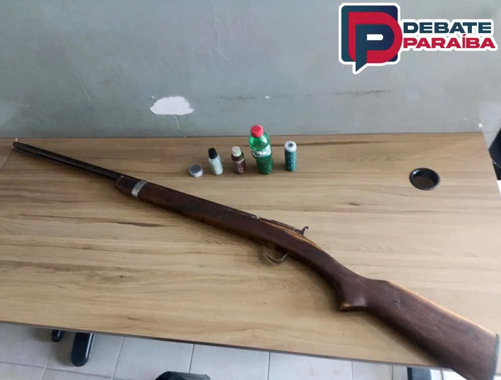 A proprietária juntamente com a arma apreendida, foram levados à delegacia de Polícia Civil (Foto: Reprodução)
