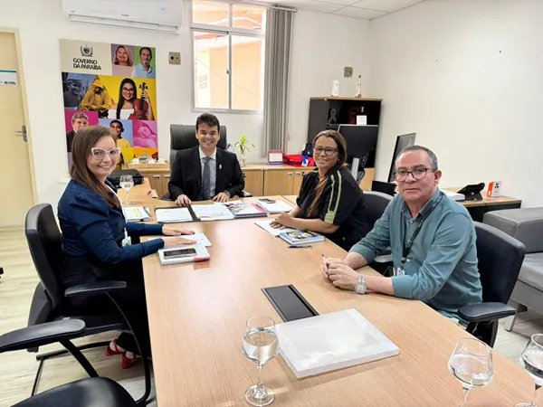 Jucemara Oliveira, acompanhada da controladora-geral do Município, Larissa Abrantes, se reuniu com o secretário de Estado da Saúde, Ari Reis. (Foto: Reprodução).
