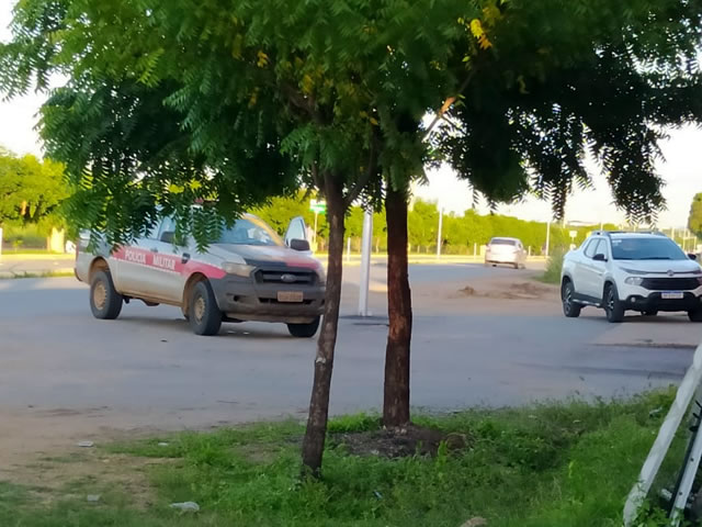 Antes de foragirem, os ladrões trancaram as vítimas e saíram tomando destino ignorado (Foto: Reprodução)