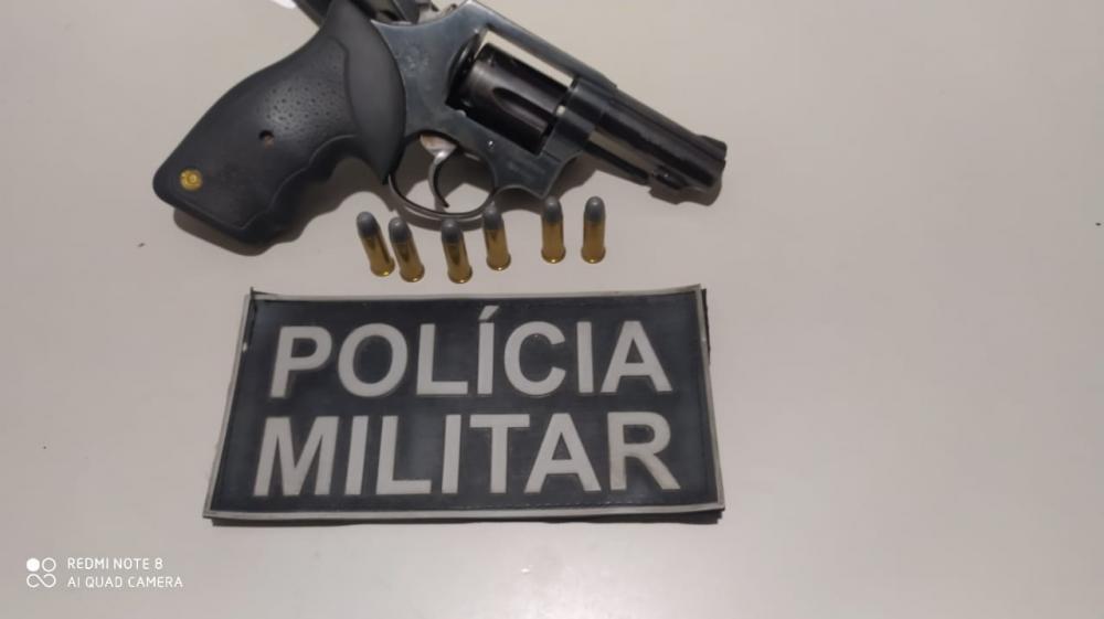 O suspeito e a arma apreendida foram encaminhados à delegacia de Polícia Civil de Catolé do Rocha para serem adotadas as medidas cabíveis (Foto: Divulgação PMPB)