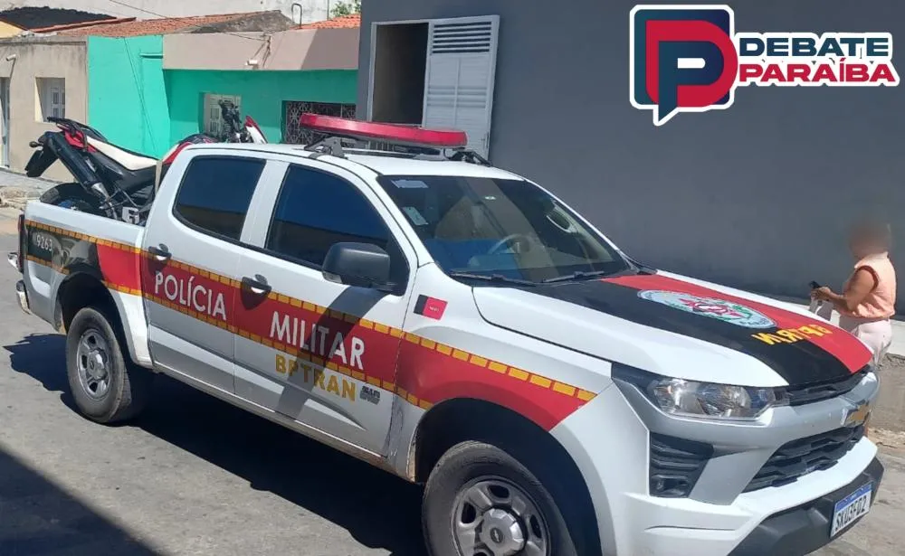 O suspeito e a moto apreendida foram apresentados na delegacia de Polícia Civil (Foto: Reprodução)