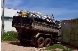 Na gestão do Prefeito Fábio Tyrone, a coleta de lixo por meio de caçamba aberta virou regra, uma vez que no dia 12 de janeiro de 2020. (Foto: Reprodução).