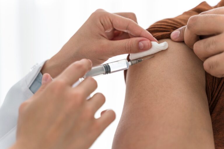 Ainda de acordo com a resolução todos os grupos acima detalhados serão vacinados de forma concomitante até que cheguem aos 100% da população alvo. (Foto: Reprodução).