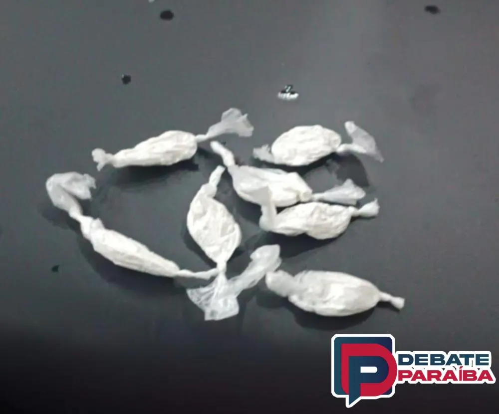 Com o flagrante constatado, o infrator da lei e a droga apreendida, foram levados à Central de Polícia Civil de Cajazeiras (Foto: Reprodução)