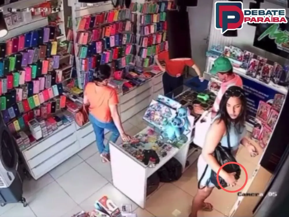 Após praticar o delito, a suspeita sai do local e somente após alguns minutos, as funcionárias percebem que o relógio foi furtado (Foto: Reprodução)