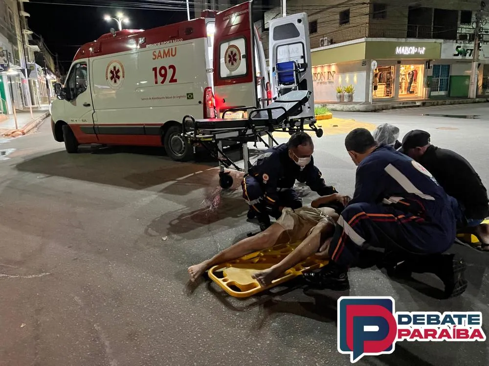 Populares que passavam pelo local acionaram uma equipe de resgate do SAMU com o apoio do Corpo de Bombeiros (Foto: Reprodução)