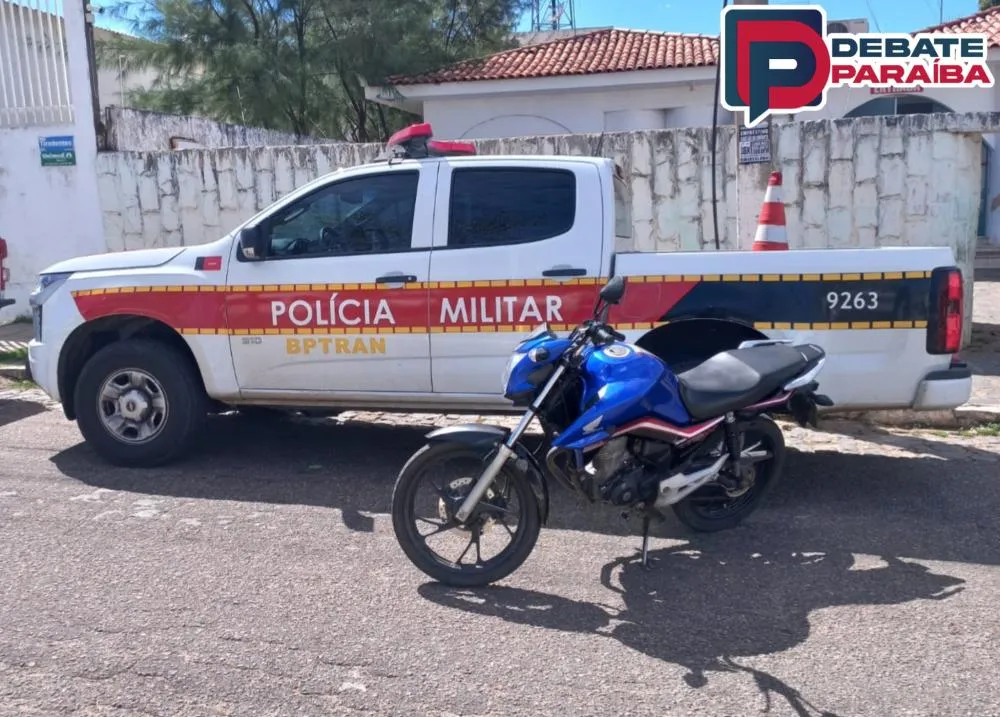 A motocicleta apreendida e o condutor foram encaminhados à delegacia de Polícia Civil de Sousa (Foto: Reprodução)