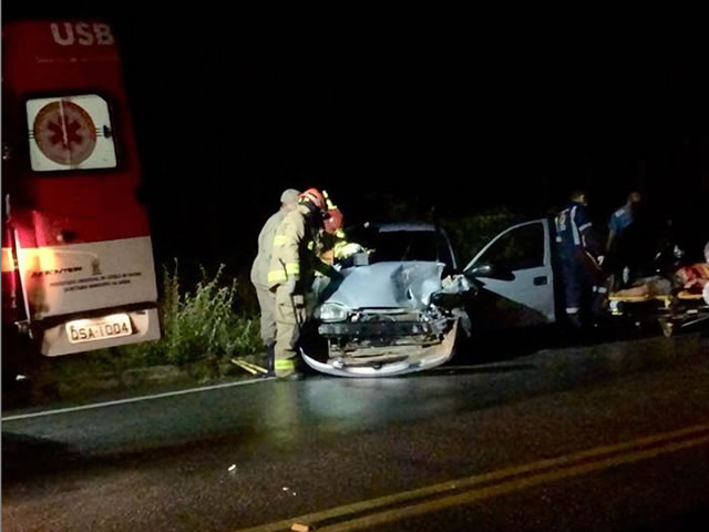 Os bombeiros militares cortaram os cabos da bateria do veículo de passeio para evitar um princípio de incêndio, e fizeram a limpeza da pista para ser liberado o trânsito da via (Foto: Reprodução Corpo de Bombeiros)