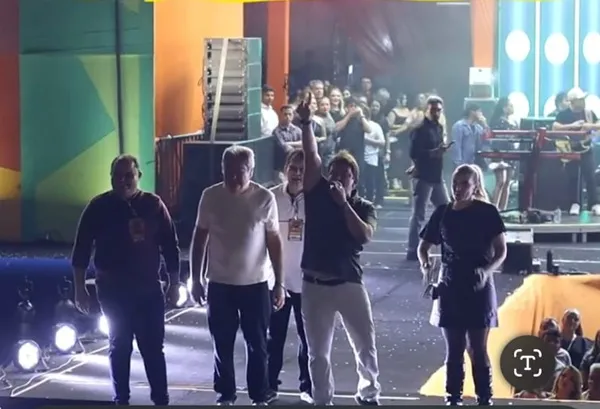 Ovacionado pela multidão, o gestor sousense externou que no evento de 2026 a programação terá Wesley Safadão. (Foto: Divulgação).