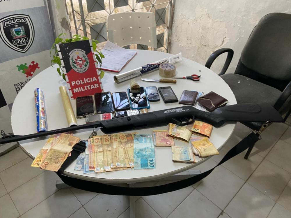 Os acusados de 18, 19 e 25 anos foram conduzidos à delegacia de Polícia Civil com o material apreendido para serem adotadas as medidas pertinentes ao caso (Foto: Divulgação PMPB)