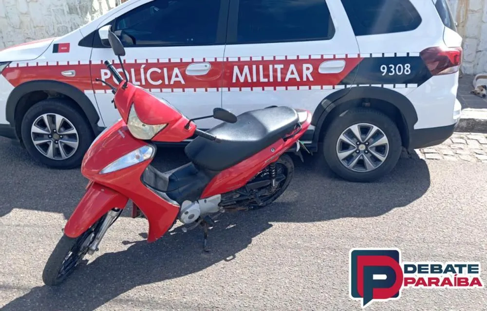Na delegacia, os militares realizaram um levantamento mais detalhada, sendo constatado que o veículo possuía restrição de roubo no estado do Pernambuco (Foto: Reprodução)