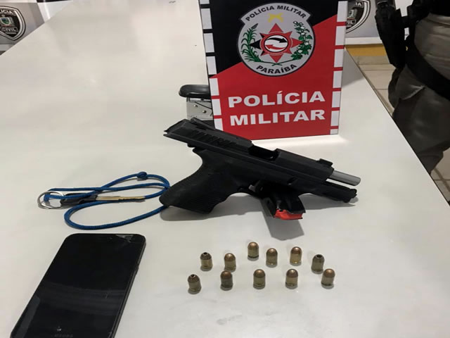 Os adolescentes de 17 anos e a pistola apreendida foram encaminhados à delegacia de Polícia Civil (Foto: Divulgação PMPB)